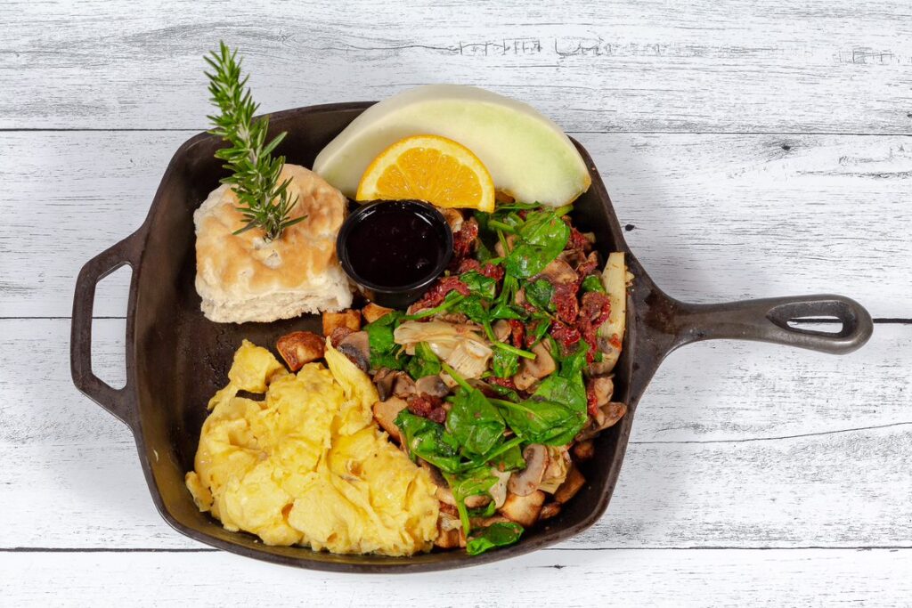 Looking for comfort food eats? Hash House A Go Go Mohegan serves comfort food with a twist—extended hours, creative cocktails, and a hearty menu await.